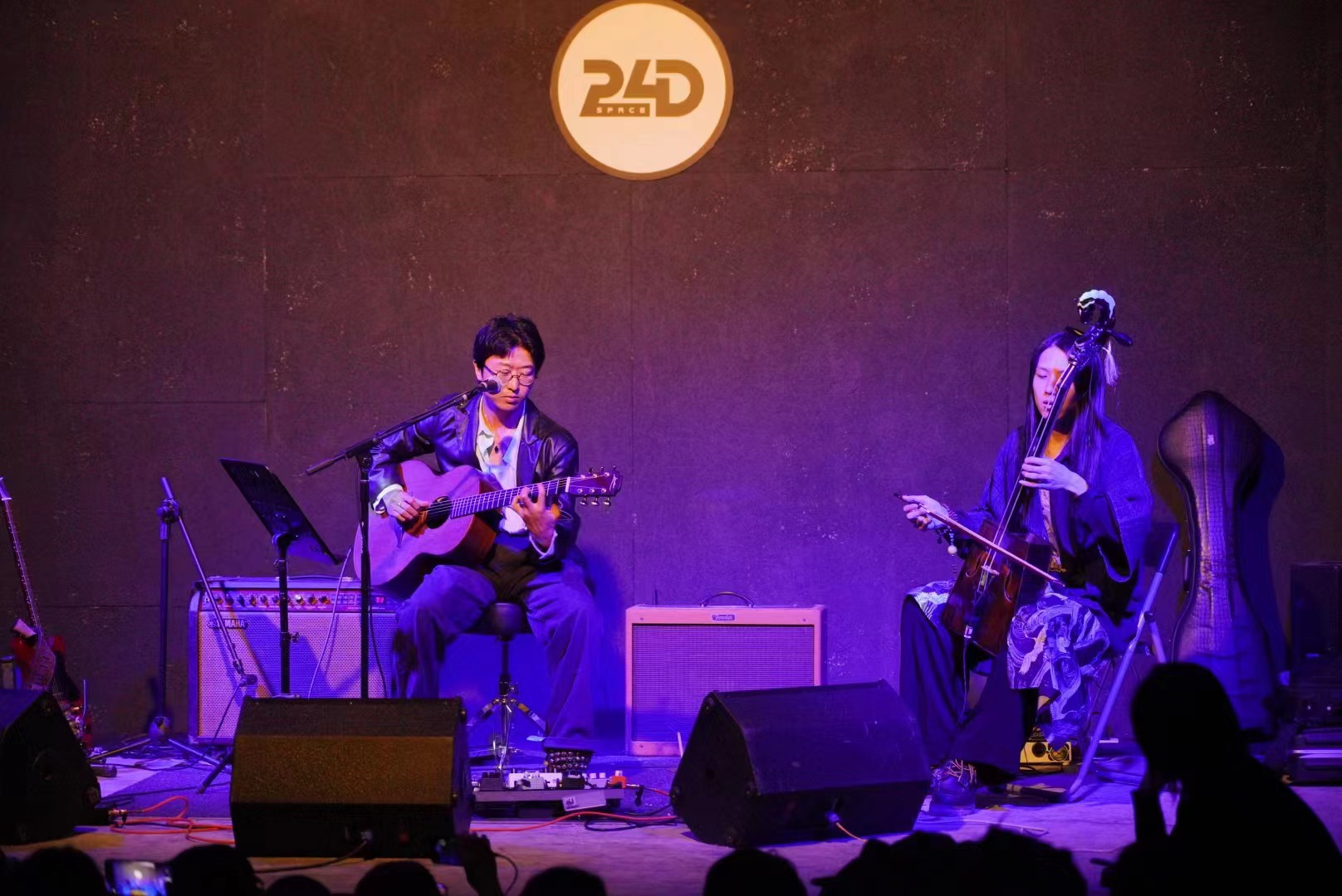 苏和即兴表演马头琴的朋友